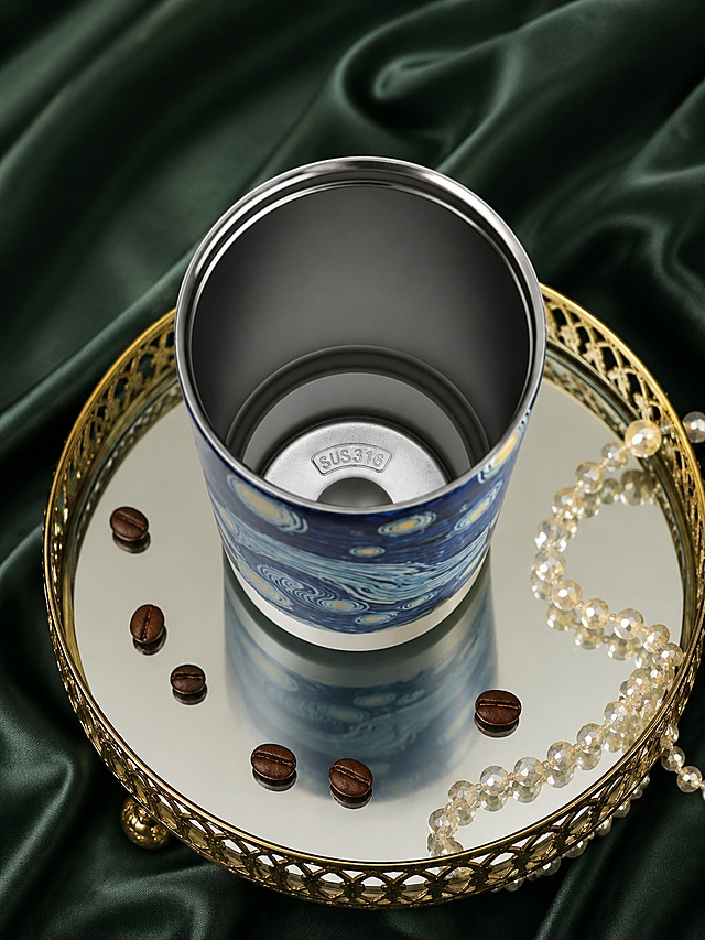 水杯，严格参照上传产品图https://gdesign-dam-hz.dancf.com/37179420591900812/01360b02ed4745729041a898e074fdaf.jpg，完整保留所有可见组件、部件、轮廓、结构、比例、材质、颜色与产品本体上的文字信息，与上传图完全一致。场景为室内轻奢桌面陈列，深绿轻奢色调。延续参考图水杯在镜面托盘上的组合语境，主顶光还原参考图光影方向，产品受光面泛起深绿色反光、暗部映射金色光晕，与环境物理融合。产品居中特写，视角微调微俯20°。全量换款清单：①背景：参考图深绿色绸缎 → 生成图同样为深绿色绸缎（同材质同色系，保留质感，纹理微调）；②托盘：参考图圆形雕花黄铜边框镜面托盘 → 生成图圆形镂空复古黄铜边框镜面托盘（同材质同类别，更换雕花款式）；③装饰串珠：参考图白色珍珠串 → 生成图米白色水晶珍珠串（同为珠串装饰，更换珠型纹理）；④咖啡豆：参考图散落7颗 → 生成图散落6颗咖啡豆（同品类，数量浮动，更换位置分布）。消除画面所有额外文字，只保留产品本体原有文字，不添加任何营销文案。4K分辨率，严格锁定宽高比为 3:4。
