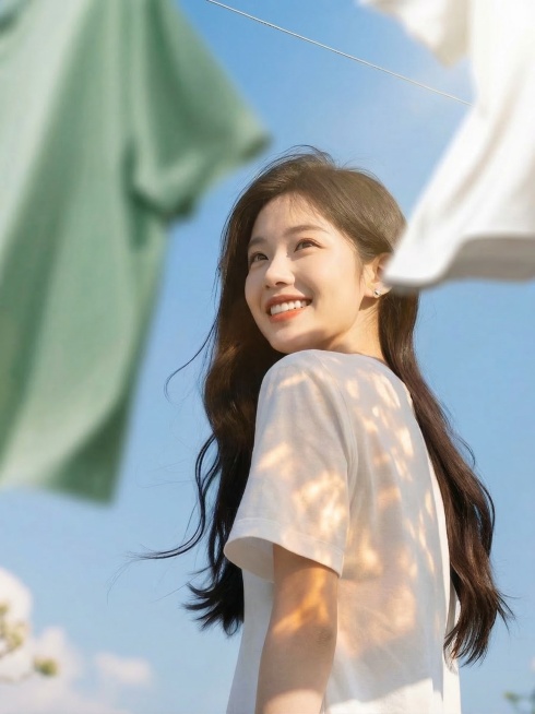 去掉图片左侧和底部的文字，调整女生头部姿态让头抬高一些，修改面部表情让笑容更灿烂，在背景增加阳光光影效果，保留人物穿着白色短袖、晾晒的衣物和蓝天背景，其余保持不变预览效果