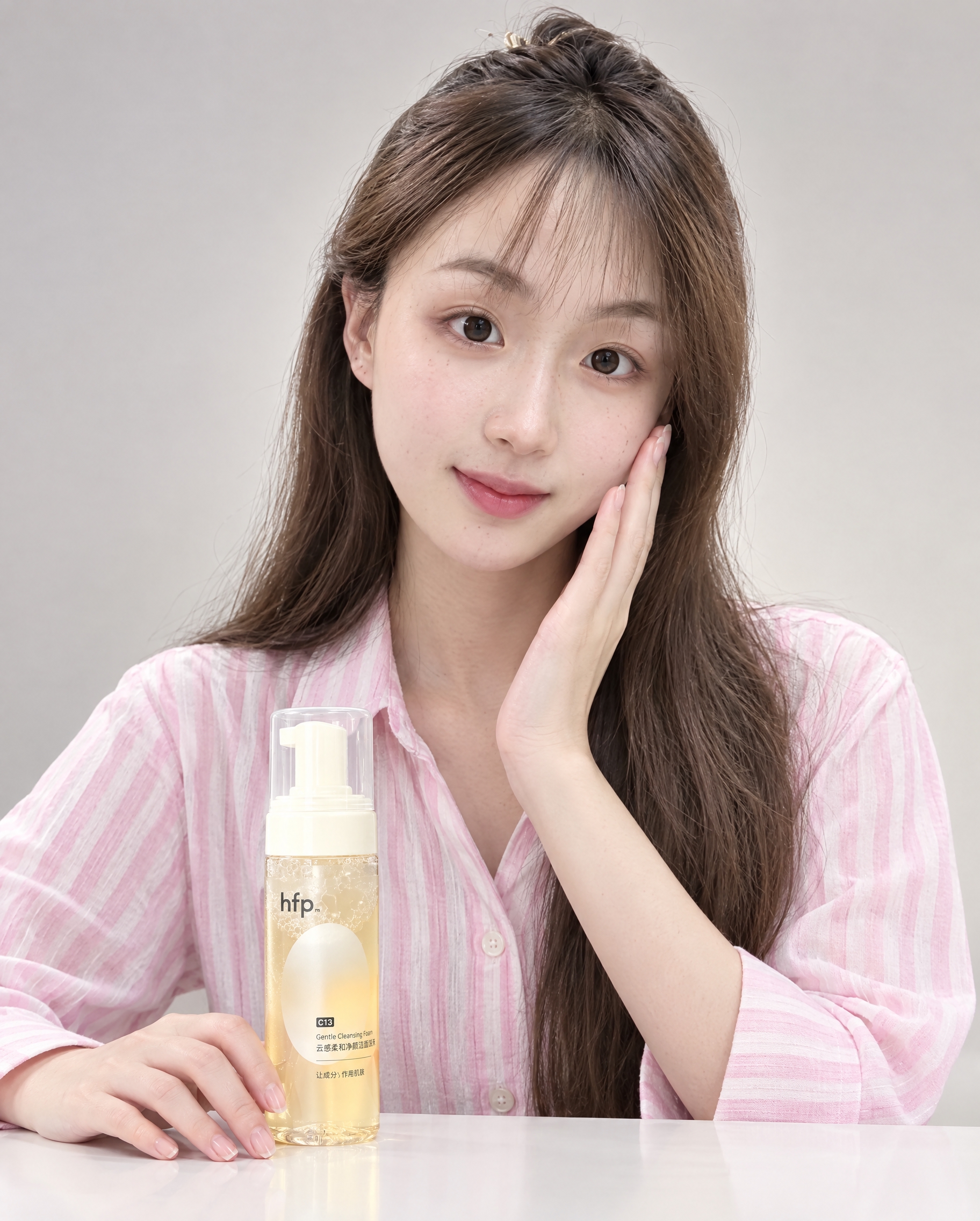 专业美妆产品棚拍，年轻东亚女性模特，面容与参考图中女孩完全一致… - 图片创意预览