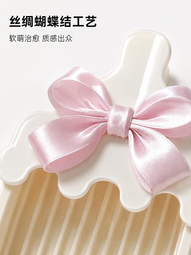 [主图-3] 拼豆工具材质细节展示图
[氛围风格] 细腻质感，真实展示，干净清新
[画质] 商业摄影质感，光线柔和通透，产品清晰真实，画面干净高级
[元素] 保持拼豆工具蝴蝶结和边缘的材质质感与输入产品图绝对一致，杜绝任何变形和色差，精细化处理。特写放大展示丝绸蝴蝶结和产品边缘做工，侧逆光突出丝绸光泽感和顺滑质感，背景为纯净浅白色，突出细节
[光影] 侧逆光打光，突出丝绸的光泽和材质纹理，明暗清晰，细节丰富
[配色] 保持产品原有配色，浅背景突出主体材质
[视角构图] 微距特写视角，聚焦蝴蝶结和产品边缘细节，主体占比约75%
[文字版式] 画面左上角标注文字"丝绸蝴蝶结工艺"加粗大号黑色字体，下方小字标注"软萌治愈 质感出众"，文字放在背景负空间，不遮挡主体细节
[比例分辨率] 3:4比例，4k分辨率，文字清晰锐利，超高清
[负向提示词] 变形，文字错乱，产品图模糊，背景杂乱，水印，电商平台Logo