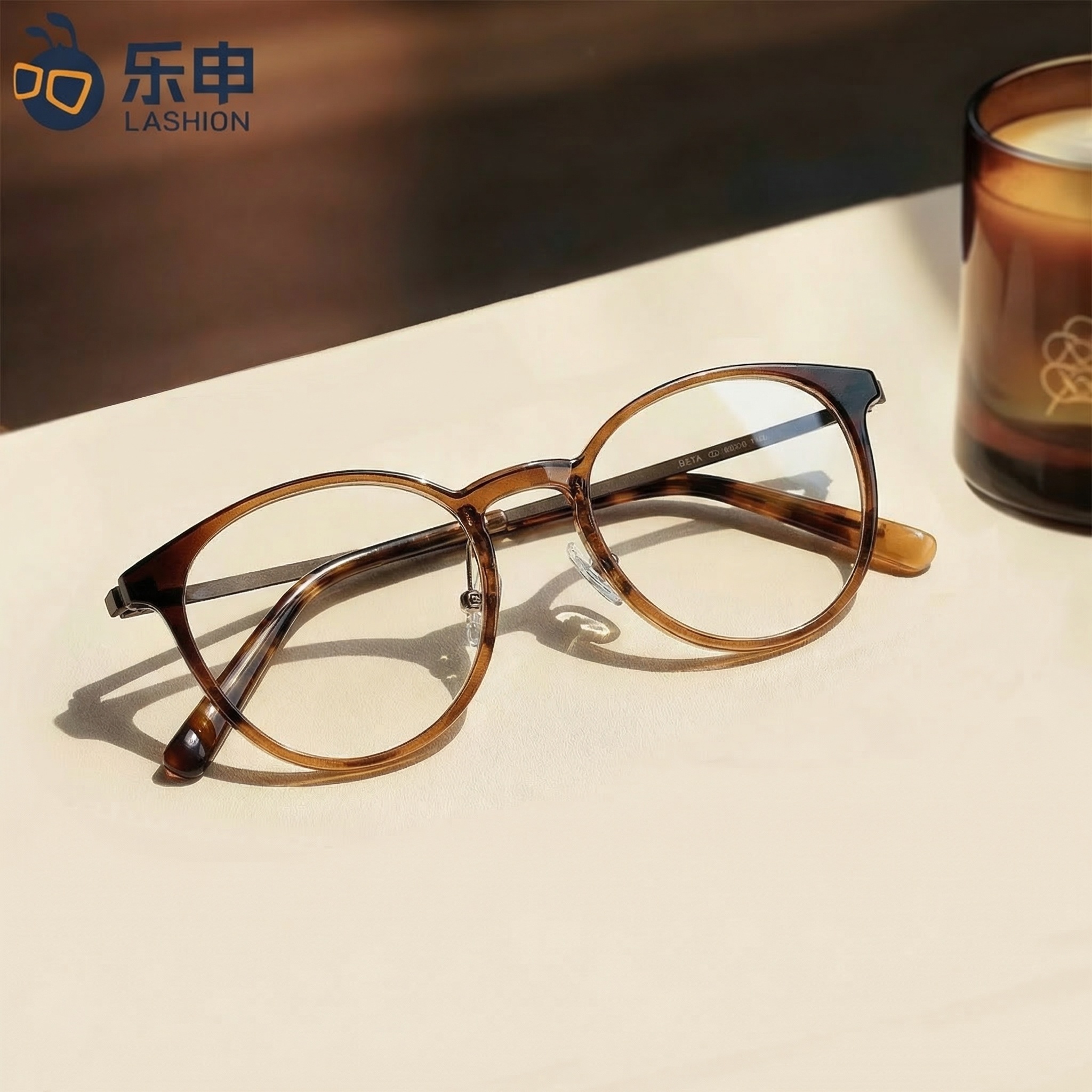 保持这张图片原有的背景和整体构图不变，将图中的眼镜替换为第二张… - 图片创意预览