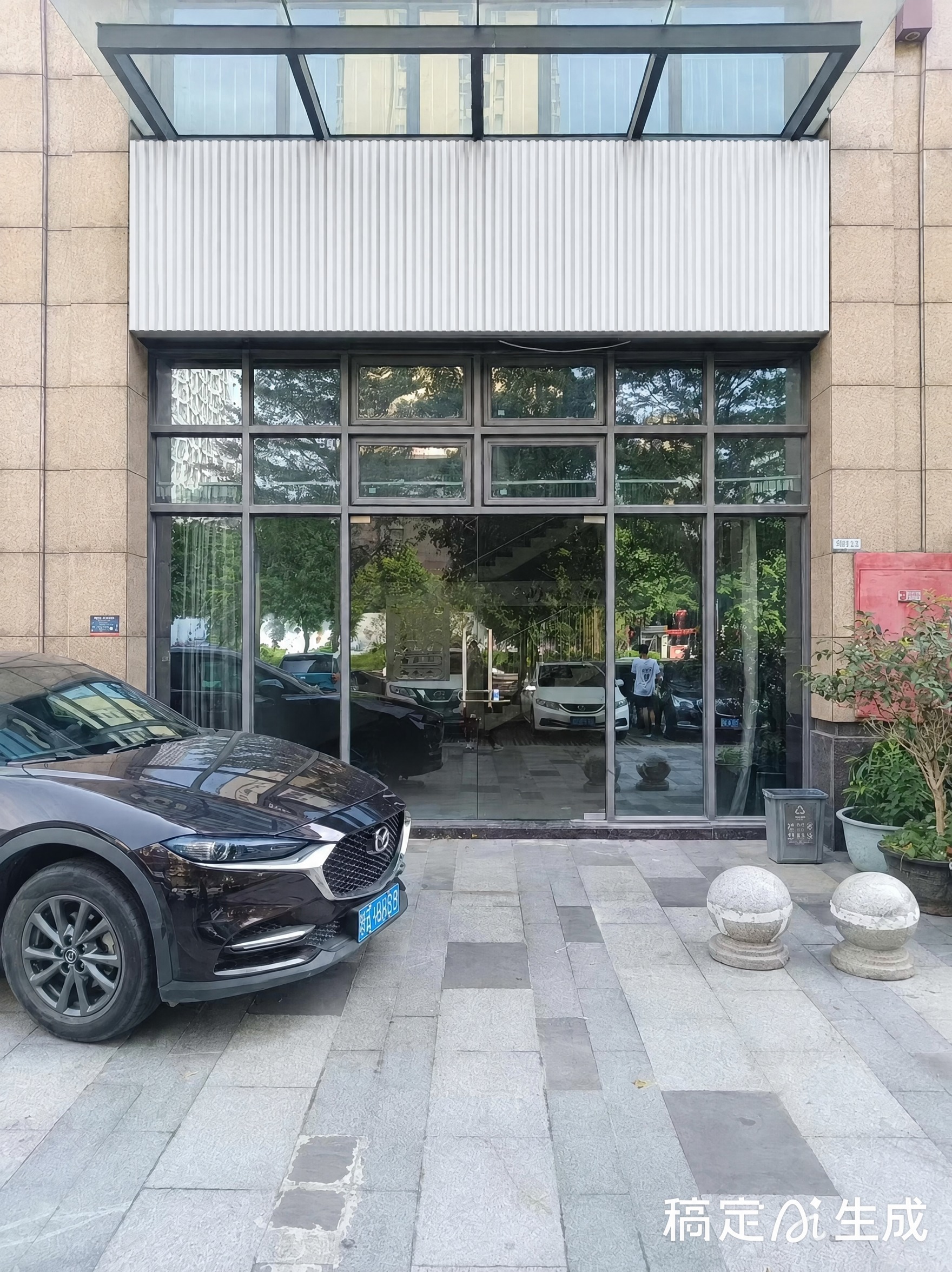 将图片中门头上的深灰色横向格栅替换为竖向的白色长城板，长城板单… - 图片创意预览