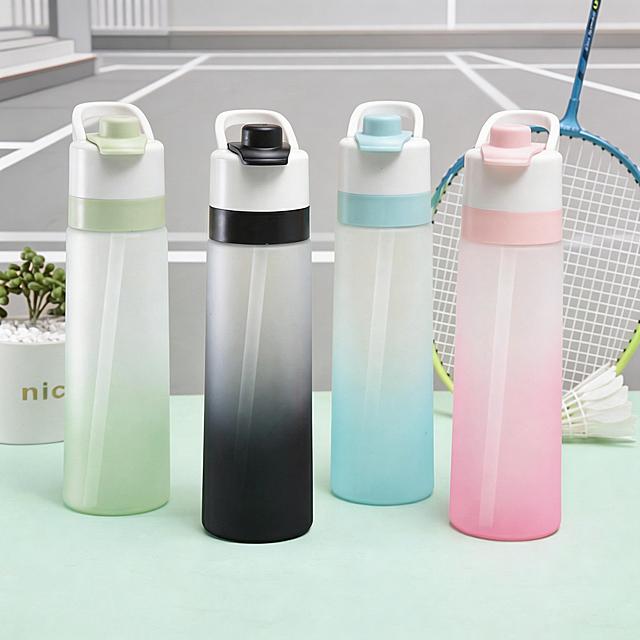 保留所有水杯、羽毛球和多肉植物位置和内容不变，更换背景为清新简约的运动风格背景，保持整体质感一致，高清4K画质