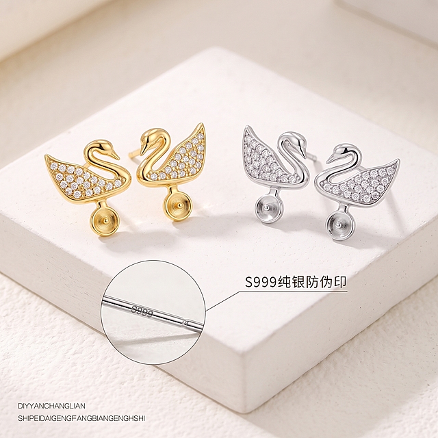 参考图1的场景构图和展示方式，将图中的小猫耳钉替换为图2的天鹅造型耳钉，展示两对天鹅耳钉：左边一对为亮金色，右边一对为亮银色，天鹅耳钉的朝向和方向严格按照图3的角度保持不变，耳钉造型细节与图2完全一致，钻石镶嵌真实闪耀，金属质感光滑高级，放置在米白色方形展示台上，背景为柔和的米白色调，保留S999纯银耳针细节放大图和文字标注，整体为真实珠宝摄影效果，光影柔和自然，高级精致