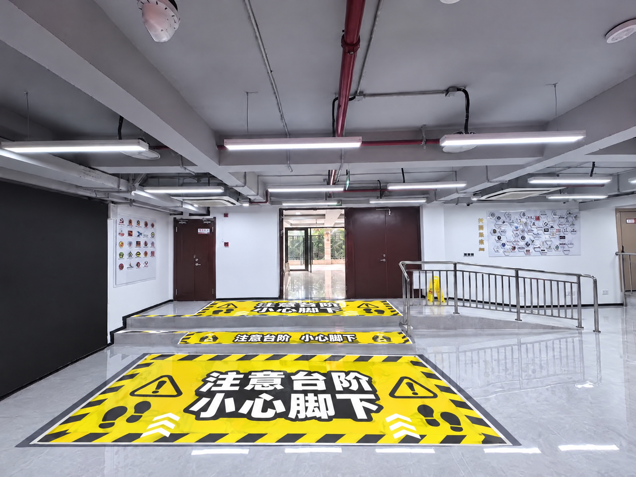 基于这张室内大厅台阶场景图，将地面和台阶上的橙红色地贴图案替换… - 图片创意预览
