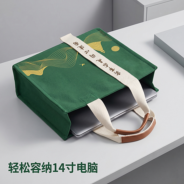 [主图 4] 场景展示，装电脑容量展示。[氛围风格] 简约专业商务出差风格，真实商业摄影质感。[画质] 产品清晰真实、光线柔和通透、画面干净高级，超高清画质。[元素] 绿色商务托特包打开平放，展示内部空间，放入14寸笔记本电脑，证明电脑可以轻松装入，保持包包外观（物理结构、材质质感、颜色）与输入产品图绝对一致，杜绝任何变形和色差，精细化处理。背景为浅灰色办公桌面，简洁干净。商品主体占比严格控制在 60%-80% 之间，画面满铺无边框。[光影] 均匀柔光，清晰展示内部容量和装电脑效果。[配色] 保持墨绿色主调，搭配浅灰色背景，干净专业。[视角构图] 平视展开构图，清晰展示内部容纳空间。[文字版式] 左下角标注标题“轻松容纳14寸电脑” 墨绿色粗体。[比例分辨率] 1:1 比例，2k 分辨率，文字清晰可辨，超高清。[负向提示词] 变形，水印，文字错乱，产品图模糊，背景杂乱。