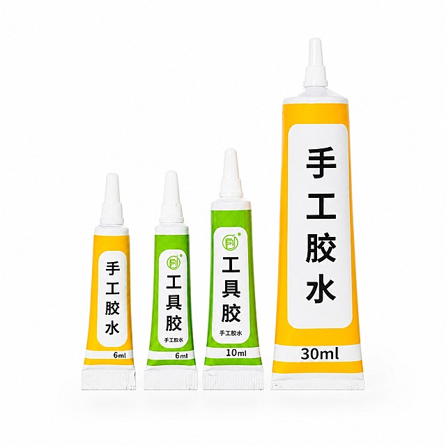 产品精修，产品置于纯白背景上，专业商业棚拍光，5500K标准中性白光，轮廓光，体积光，曝光正确，强烈真实立体感，接地处保留干净浅淡的自然接触阴影，严禁大片投影、脏灰阴影和悬浮感，主体居中，商品完整入画不裁切，多品整体算一组，商品外轮廓视觉体量约画面60%-80%，四边均匀留白约10%-20%，严禁满幅铺满与贴边顶满，极致超清画质，细节清晰锐利，4K分辨率，商业级实拍质感，保留原图真实材质与结构细节，去除非售卖主体杂物，智能修补遮挡区域，锁定原图商品颜色，多件商品逐件对应原图色相、材质光泽和分段色块边界，锁定原图商品轮廓、件数、部件位置、连接关系、标签文字和可见功能细节，只做精修不重绘结构，软管压边、管口、盖体、罐口、肩线、标签和容量比例与原图一致，禁止改开口方向、改盖型、拉伸瓶身或重排文字，亮面塑料质感，高光明确，曲面反光顺滑，表面光洁，正视图，标准透视校正，正常透视焦段，保持同类机位，多件商品按原图顺序均衡陈列，大小一致、间距统一、对齐整齐、同一机位和近似角度，每个独立商品都要逐个摆正，逐个校准水平线和垂直轴，底部基线对齐，禁止某一件单独歪斜、倾倒或高低错位，比例1:1