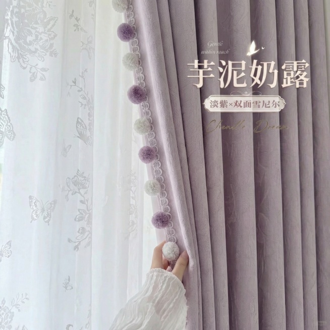 把图一的窗帘替换进图二里，要还原窗帘的面料花纹和毛球花边，不要改变图二的文字预览效果