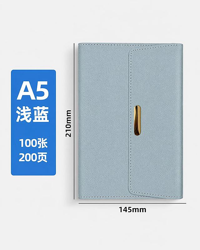 保留图1的左侧蓝色信息框和尺寸标注，将原笔记本替换成图2中的浅蓝色带金色装饰扣的皮质笔记本，保持整体排版和背景不变