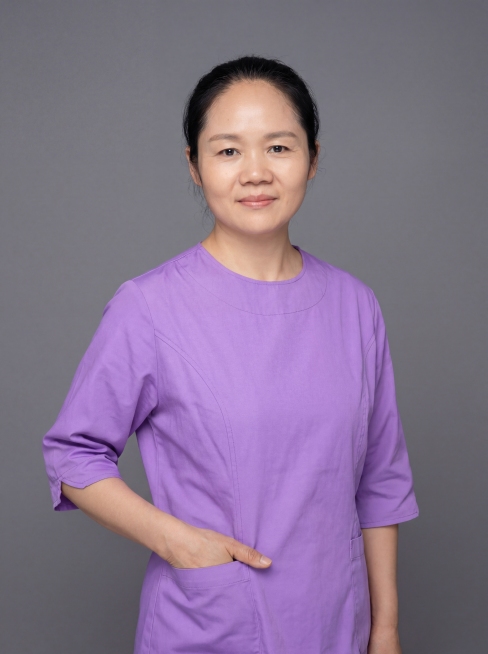 参考图中保留人物脸型、发型、年龄等特征生成医护职业形象照,标准焦段50mm,f/4光圈(f/2.8-f/4区间),平视视角(镜头与人物视线齐平);人物占画面70%,人物居中(居中构图),位于画面中心,预览效果