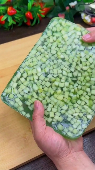删除画面中间的文字“在深圳买了一套房”，保留双手、青提梨水晶糕和已经修改好的浅色纯木浆色案板，其余所有内容、色调和光线都不改变预览效果