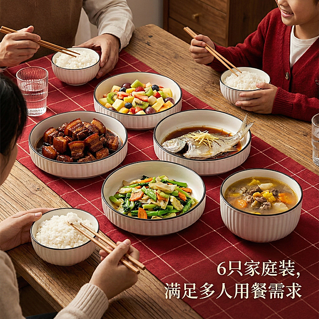 这是一只陶瓷盘，其名称为山田竖纹美式盘，碗口直径为7英寸。我给你提供了一张白底图，请根据我的白底图，帮我绘制8张不同角度的场景图。每张场景图比例为1:1，内容是将这些盘子与不同的日常生活场景结合，并配上简要的卖点介绍。特别注意生成的场景图中，必须包括6个这样的盘子，不能多也不能少。每个盘的造型、颜色或者样式都不能改变，必须和我提供的图片中的盘子一样。盘的大小、摆放角度、位置可以根据场景的不同进行调整。