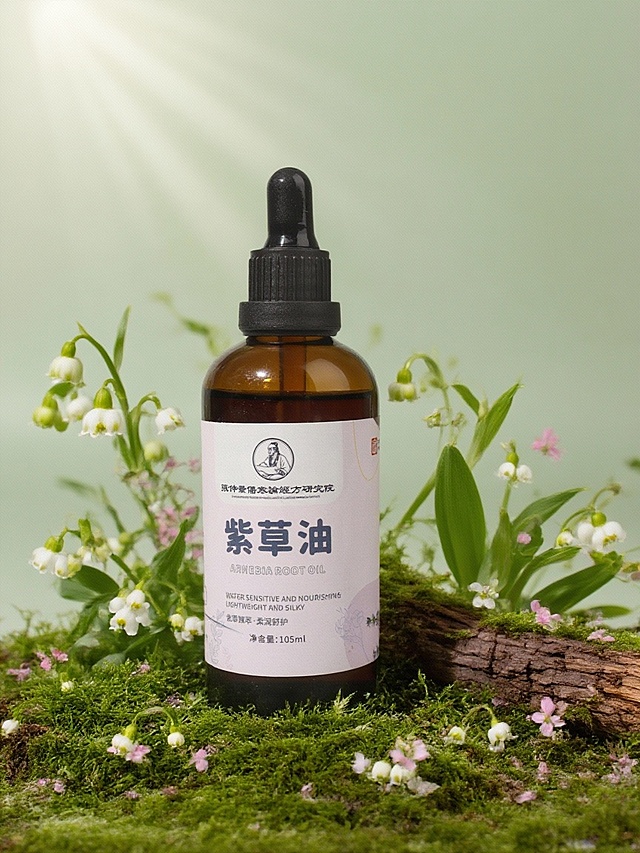 主体放置在覆盖枯木上，周围有绿色苔藓、白色铃兰花、绿叶、粉色小花环绕，背景为浅绿色，光线柔和