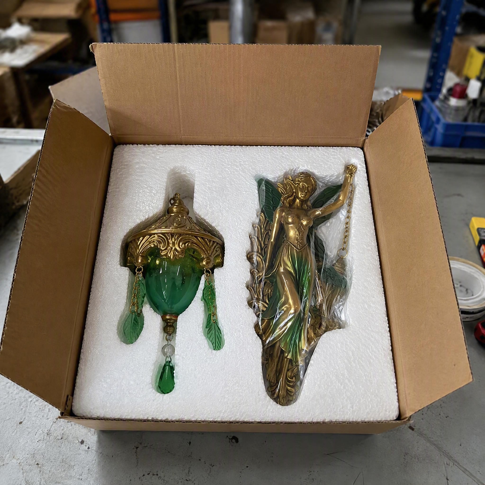 工厂生产车间实拍场景，画面中央的工作台上放着一个打开的牛皮纸盒… - 图片创意预览