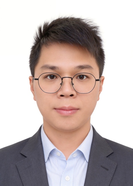 保留第一张图中人物发型,脸型,年龄特征生成标准样式纯正面证件照;人物主体严格居中,头部大小与位置严格对齐第二张垫图,双肩水平平衡,面部中轴线对齐画面中心,正视前方;标准证件照构图,人物绝对居中;头顶上预览效果