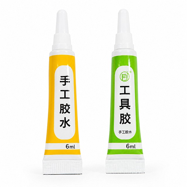 产品精修，产品置于纯白背景上，专业商业棚拍光，5500K标准中性白光，轮廓光，体积光，曝光正确，强烈真实立体感，接地处保留干净浅淡的自然接触阴影，严禁大片投影、脏灰阴影和悬浮感，主体居中，商品完整入画不裁切，多品整体算一组，商品外轮廓视觉体量约画面60%-80%，四边均匀留白约10%-20%，严禁满幅铺满与贴边顶满，极致超清画质，细节清晰锐利，4K分辨率，商业级实拍质感，保留原图真实材质与结构细节，锁定原图商品颜色，多件商品逐件对应原图色相、材质光泽和分段色块边界，锁定原图商品轮廓、件数、部件位置、连接关系、标签文字和可见功能细节，只做精修不重绘结构，软管压边、管口、盖体、罐口、肩线、标签和容量比例与原图一致，禁止改开口方向、改盖型、拉伸瓶身或重排文字，亮面塑料质感，高光明确，曲面反光顺滑，表面光洁，正视图，标准透视校正，正常透视焦段，保持同类机位，多件商品按原图顺序均衡陈列，大小一致、间距统一、对齐整齐、同一机位和近似角度，每个独立商品都要逐个摆正，逐个校准水平线和垂直轴，底部基线对齐，禁止某一件单独歪斜、倾倒或高低错位，比例1:1