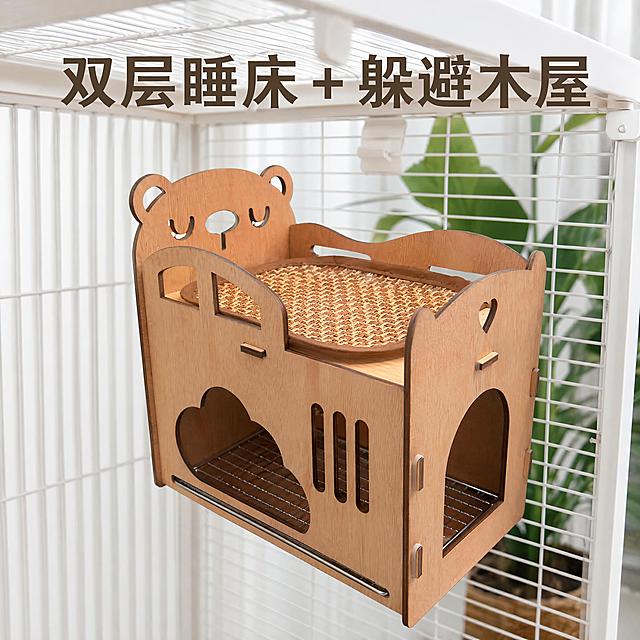 将【图1】的仓鼠/鹦鹉双层睡床躲避木屋产品，替换背景到【图2】的白色鸟笼+竖百叶+绿植室内背景中，保持产品本身木质结构、熊头造型镂空、上层藤编睡床、下层躲避屋开孔和所有五金配件完全不变，移除原尺寸文字，添加标题文字“双层睡床＋躲避木屋”，调整光影与自然光风格和背景协调统一，保持自然清新电商主图风格，商业摄影质感，产品真实清晰。
[负向提示词] 产品变形，结构改变，残留尺寸文字，文字错误，配件丢失，背景不协调，光影不一致，水印。