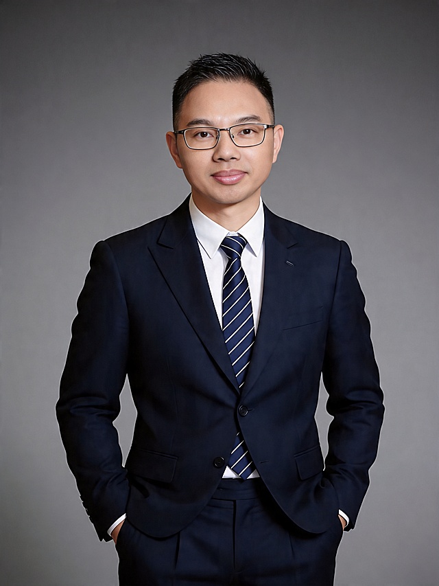 商务感十足的单色设计风肖像，实景感光影营造舒适氛围，性冷淡风背景突出人物专业气质，印刷质感强化视觉层次。