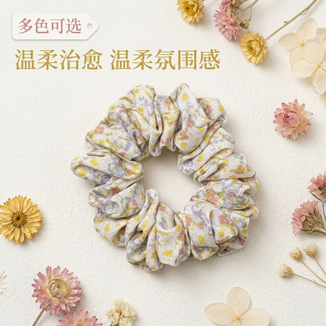 基于原图的碎花大肠发圈，仅展示黄粉混色款发圈单品，保留产品外观与原图一致。背景为米白色纯色高质感背景，搭配温柔碎花装饰点缀，整体风格清新高级。添加文案 "温柔治愈 温柔氛围感"，左上角标签 "多色可选预览效果