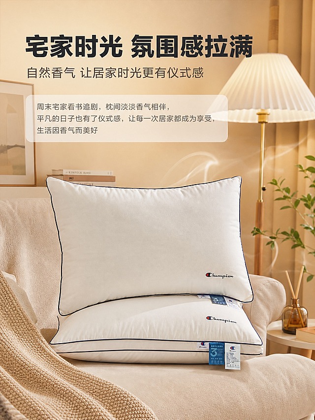 [商品] 使用【图8】蓝边光面枕头（高枕在上叠放、低枕在下），保留枕头的白色主体、藏青蓝色滚边、Champion刺绣Logo、饱满光面造型、蓝色和白色吊牌及标签文字；商品处理：自然理顺枕面褶皱，增强全棉面料纹理质感，突出高低枕组合，不改变枕头形状、颜色、结构和Logo位置。
[画面] 目标：卖点③场景3-宅家氛围感。温馨的卧室或阅读角场景，枕头放在沙发或床上，旁边有落地灯、毛毯、绿植、香薰，营造宅家的舒适氛围感。暖色调，柔和的室内灯光，画面温馨有质感。有淡淡的香气飘散的视觉效果。枕头占画面约50%。
[视觉] 套系策略：风格=国内电商家纺温馨高级商业摄影风；标题字=现代粗黑体；正文字=简洁无衬线体；主色=暖米白；背景延展=基于暖米白做深浅层级、同色渐变和细腻织物/墙面质感；强调色=藏青蓝，仅用于小面积图标、引线和标签点缀；标题色=深炭灰；正文色=中暖灰；组件=圆角浅底信息卡、细线引线；光影=室内暖光，温馨有氛围。
[文字] 上方主标题："宅家时光 氛围感拉满"，副标题："自然香气 让居家时光更有仪式感"。下方说明："周末宅家看书追剧，枕间淡淡香气相伴，平凡的日子也有了仪式感，让每一次居家都成为享受，生活因香气而美好"。文字横向排版，手机端可读。
[规格] 图片比例3:4竖版，4K，避免变形、错字、文字过小、枕头颜色改变、版型失真、极限词、助眠/改善睡眠等功效表述。