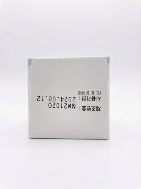 精修产品，放置在白色的背景上，减少瓶身的光影，整体提升质感，精修产品但不改变产品的外观以及标签信息预览效果