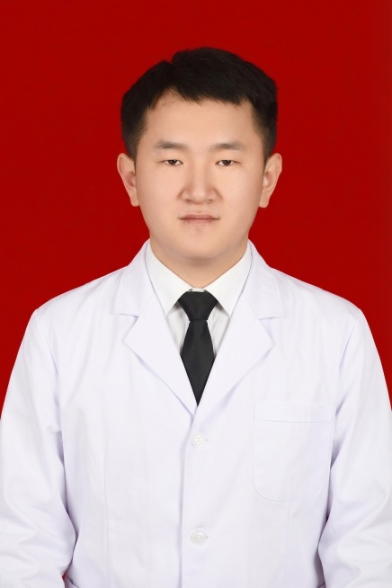 将图片中男士的现有衣服替换为第一张图的白色医生白大褂，搭配白色衬衫和黑色领带，保持原图的红色背景、人物五官和姿势不变，自然真实预览效果