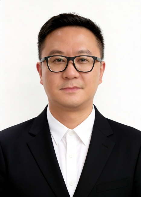保留第一张图中人物发型､脸型､年龄特征生成标准样式纯正面证件照;人物主体严格居中,头部大小与位置严格对齐第二张图,双肩水平平衡,面部中轴线对齐画面中心,正视前方;标准证件照构图,人物绝对居中;头顶上方预览效果