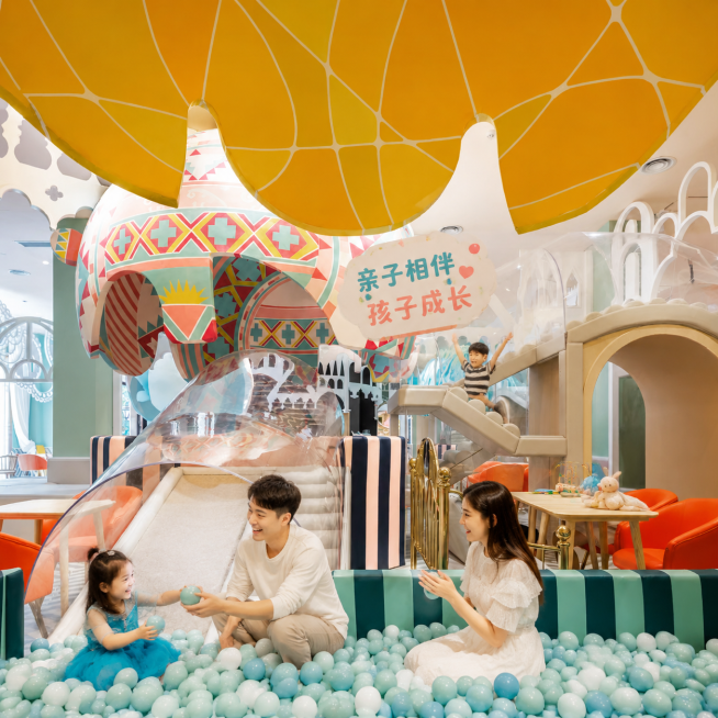 参考该图片风格，温馨亲子室内乐园场景，家长陪孩子在室内乐园游玩，主题为亲子相伴孩子成长，保留现有色彩搭配和梦幻设计风格预览效果