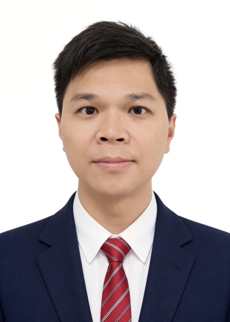 保留第一张图中人物发型,脸型,年龄特征生成标准样式纯正面证件照;人物主体严格居中,头部大小与位置严格对齐第二张参考图,双肩水平平衡,面部中轴线对齐画面中心,正视前方;标准证件照构图,人物绝对居中;头顶预览效果