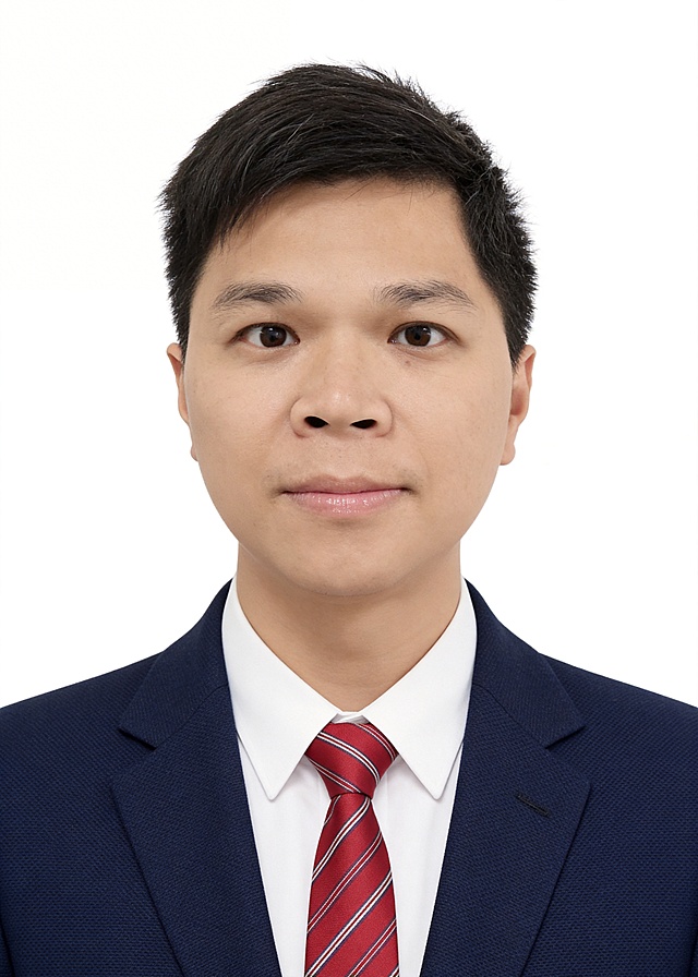 保留第一张图中人物发型,脸型,年龄特征生成标准样式纯正面证件照;人物主体严格居中,头部大小与位置严格对齐第二张参考图,双肩水平平衡,面部中轴线对齐画面中心,正视前方;标准证件照构图,人物绝对居中;头顶上方距离上边缘高度10%,下巴距离画面下边缘高度30%,人物主体占比约68%;肩部平展与画面水平轴平行;头部占比严格对齐第二张参考图;提亮肤色,消除暗沉,清透裸妆,隐形毛孔,均匀肤色,唇色自然提亮;肤色白皙细腻,肤质呈现匀净哑光质感(自然白皙);轻透裸妆+重点提亮;唇色润泽(半哑光质地);眼神澄澈,看向镜头,气质自信,嘴角微微上扬表情自然;耳廓可见度一致;肩部平展,肩线与画面水平轴平行;头肩比例协调呈现;免冠,不戴帽子,无头饰,无发带;身着参考图中修身精纺羊毛混纺面料的深蓝色西装外套,平驳领(商务感正式感);内搭白色衬衫,搭配红色条纹领带;不戴眼镜,无胡子,保留面部痣,提亮调白肤色;柔和正面顺光均匀柔光,面部明亮无硬影,背景均匀提亮,画质清晰,零噪点降噪;面部清晰;背景亮度均匀统一;高清锐利画质,细节清晰可见;零噪点处理;色彩还原自然,均匀柔和布光,无明显阴影,面部光影干净,柔光正面打光,自然光影过渡,皮肤质感细腻,哑光质感;标准焦段50mm,纯正面,入境范围头部至胸部以上区域,F/4光圈(兼容F/2.8-F/4区间),平视视角(镜头与人物视线完全齐平);正视视图;人物绝对居中(居中构图),位于画面中心;严格限定标准证件照规格;视线水平(瞳孔连线与画面水平线平行);双耳对称露出,双肩水平且平衡,头部占比严格对齐参考垫图,禁止大头照(画面铺满画布,无边框留白);专业证件照质感,高清人像质感,细腻皮肤纹理;严格按照第一张图内容生成,参考第二张图的服装、构图和规范,分辨率4K;极简纯色白色背景;禁止裁切头顶, 禁止额头被截, 禁止超大头, 禁止主体溢出画面, 禁止偏头/倾斜;头顶上边距8-10%, 头部高度60-68%, 双眼高度56-58%, 严格对齐第二张垫图;画面比例5:7