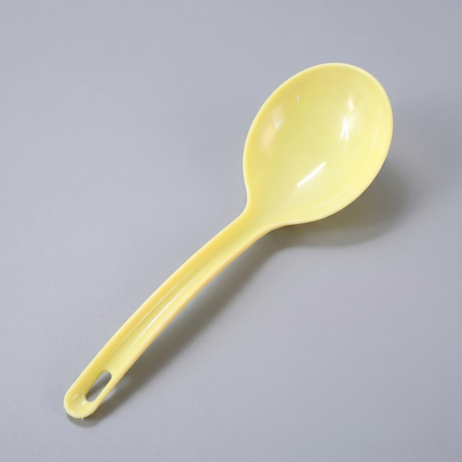 仅保留黄色一次性塑料大公勺，将产品放大，放置在浅灰色纯色背景上，生成1:1正方形SKU图，产品摆放位置统一，不要任何文案卖点预览效果