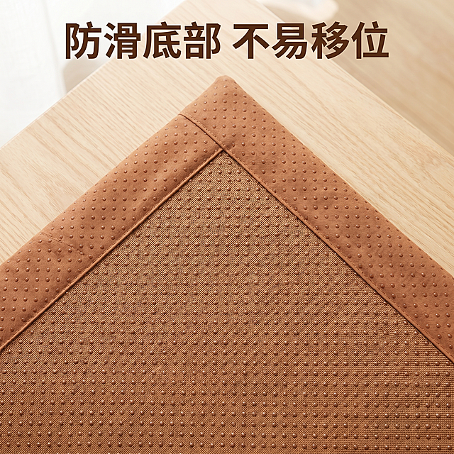 [主图 4] 艾绒凉席坐垫背面防滑颗粒展示。
[氛围风格] 清凉夏日居家风，和前三张主图保持一致的光影和色调
[画质] 商业摄影质感、光线柔和通透、产品清晰真实、画面干净高级
[元素] 特写展示坐垫背面，清晰呈现防滑颗粒结构，展示防止移位功能特点，保持产品整体颜色和材质和原图一致，杜绝任何变形和色差，精细化处理。商品主体占比约70%，画面满屏无边框。
[光影] 柔和自然光突出颗粒纹理，细节清晰，明暗层次自然
[配色] 浅原木背景，保持产品自然色彩突出，整体干净清爽
[视角构图] 特写构图，聚焦背面防滑细节，信息展示清晰
[文字版式] 顶部居中大标题「防滑底部 不易移位」深棕色粗体，文字简洁突出，不遮挡主体细节
[比例分辨率] 1:1 比例，2k 分辨率，文字清晰锐利，画面超高清
[负向提示词] 变形，水印，文字错乱，产品图模糊，背景杂乱，遮挡主体，配色刺眼，文案违规