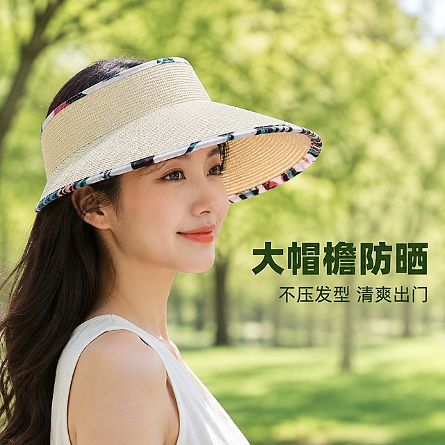 [主图-2] 空顶遮阳帽侧面上头效果展示图。[氛围风格] 户外公园休闲风，自然松弛；[画质] 商业摄影质感、光线柔和通透、产品清晰真实、画面干净高级。[元素] 同一位年轻亚洲女生模特佩戴这款空顶遮阳帽，45度侧身站立，胸部以上近景，展示帽檐弧度、帽深和侧面贴合度；保持帽子外观（物理结构、编织材质质感、米白色主体、帽边植物印花配色）与输入产品图绝对一致，杜绝任何变形和色差，精细化处理。商品主体占比严格控制在65%左右，画面满屏无边框。背景为柔和模糊的公园树荫草地，绿色调自然清新。[光影] 散射树荫自然光，光线均匀柔和，突出编织纹理的细节质感，阴影过渡自然。[配色] 主色调米白，背景浅绿，印花彩色点缀，整体清新干净。[视角构图] 45度侧视平视，景深适中，侧面轮廓完整展示。[文字版式] 右侧负空间右对齐，大字文案“大帽檐防晒”，深绿色粗体，下方小字“不压发型 清爽出门”，字号缩小，同字体风格，不遮挡帽子主体。[输出要求] 1:1 比例，文字清晰可辨，超高清商业摄影质感。[负向提示词] 变形，文字错乱，产品图模糊，背景杂乱，水印，电商平台Logo。