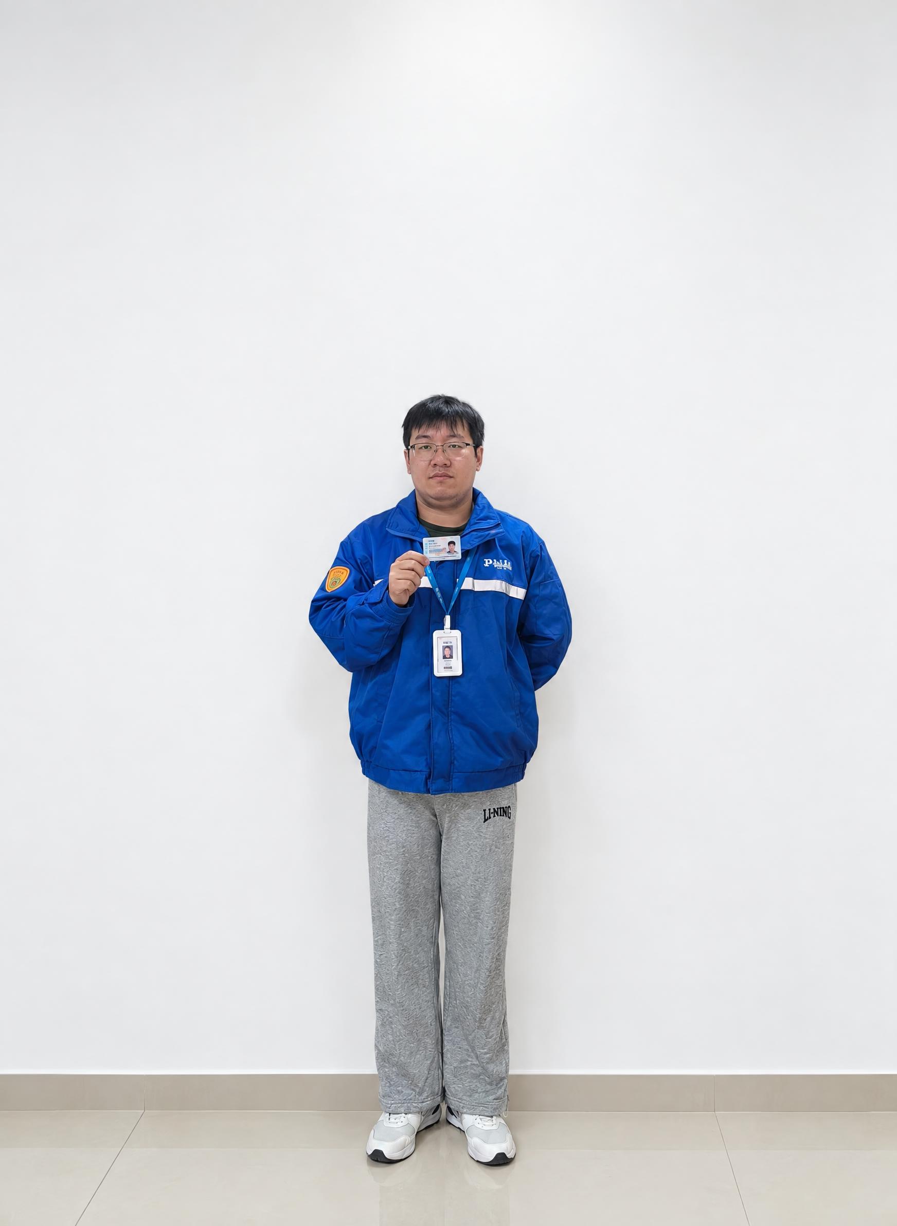 将背景替换为干净的纯白色墙面，保持人物、服装、手持证件和姿态完… - 图片创意预览