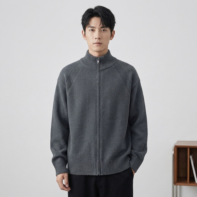 保持这件深灰色拉链立领针织开衫主体物理结构不变，保持颜色纹理和版型不变，强制保留这件开衫。东亚男性模特站立展示，松弛自然站姿，不呆板。

淘宝电商棚拍风格，极简高级灰白摄影棚背景，仅在画面角落露出一小预览效果