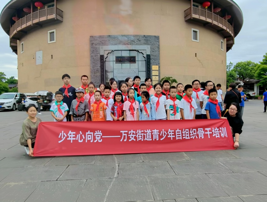 将红色条幅内容换为：少年心向党——万安街道青少年自组织骨干培训。人物衣服颜色改变一下预览效果