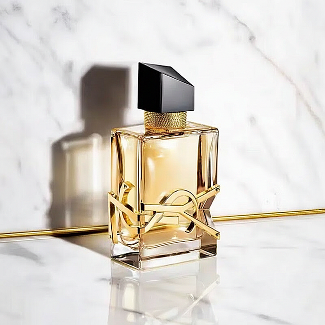 帮我把这张图片变清新，画质超高清，并把图片上的文字全部消除