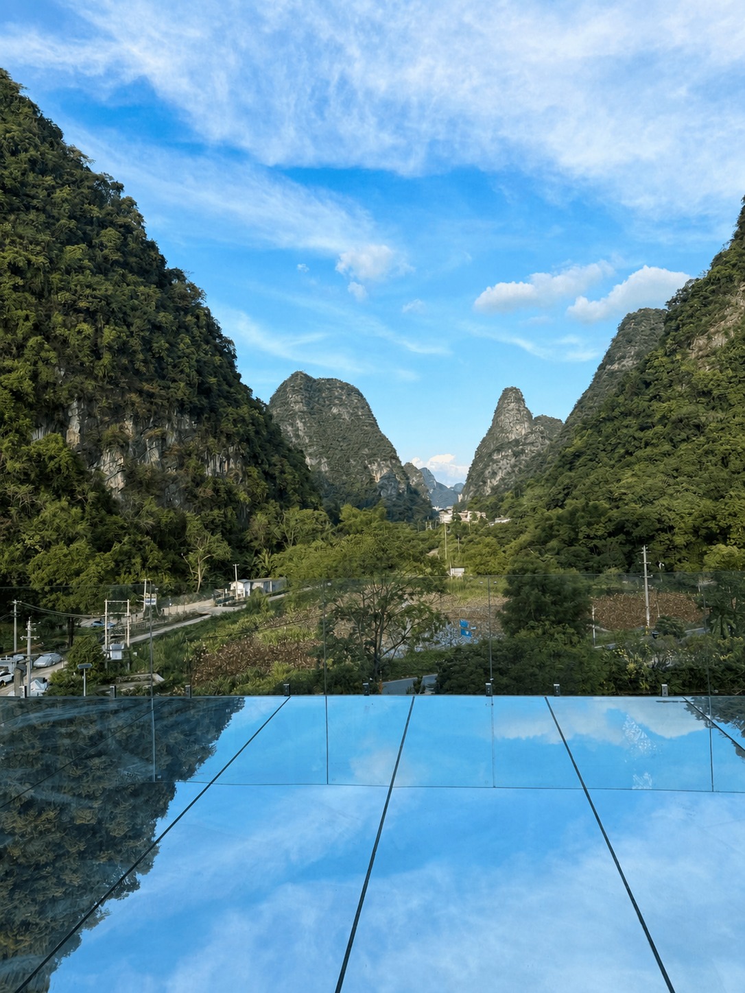 消除画面中的人物及其倒影，保留天空之镜平台、桂林喀斯特山水景色… - 图片创意预览