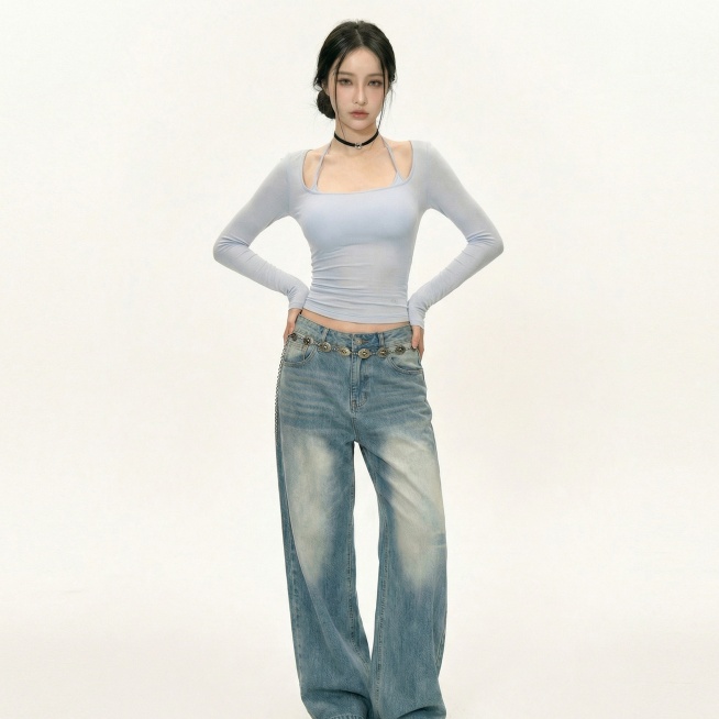 保持模特和服饰不变，更换为叉腰站立的姿势预览效果