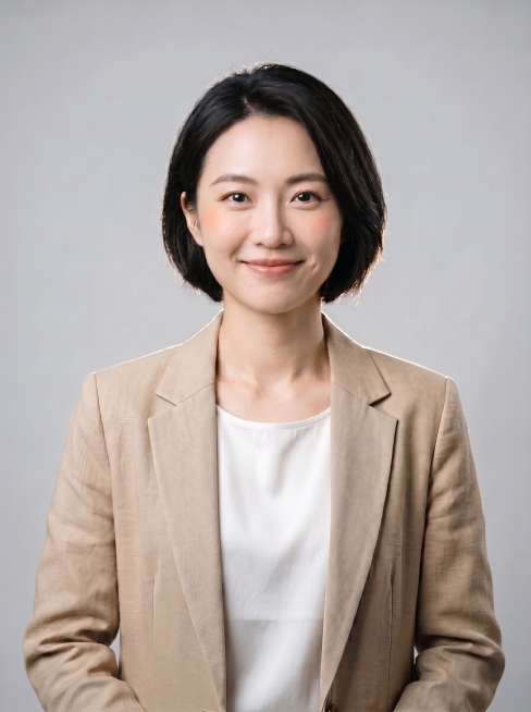 保持原图人物外形、米色西装和浅灰背景不变，调整表情神态，增加微笑亲和力，神态更温和友善，保留专业商务感。预览效果