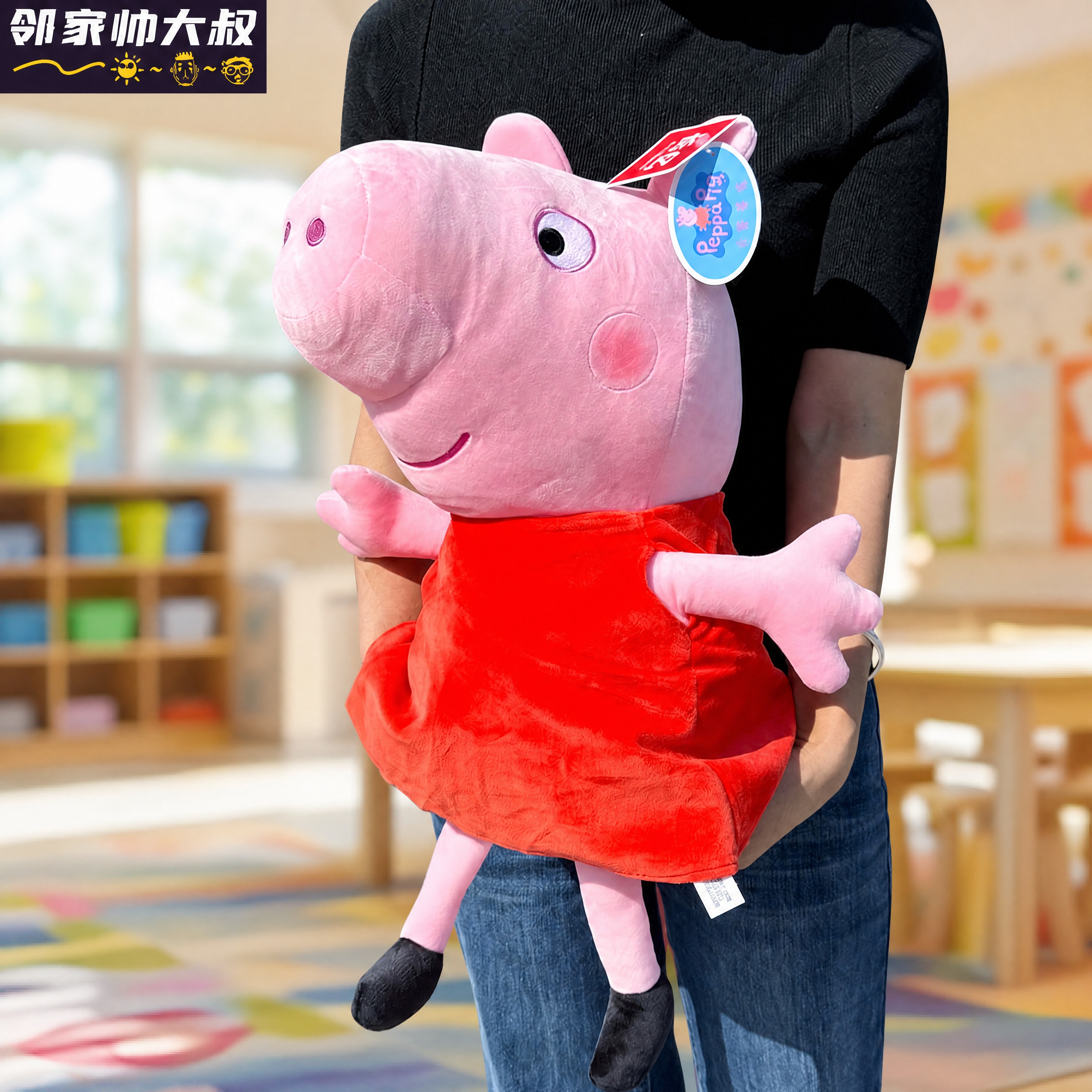 将背景替换为明亮整洁的幼儿园室内场景，背景大光圈虚化处理，画面… - 图片创意预览