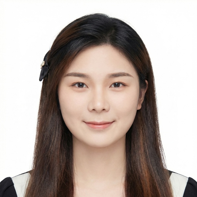 将照片生成1:1比例的证件照，人物形象自然，背景为证件照常用白色预览效果