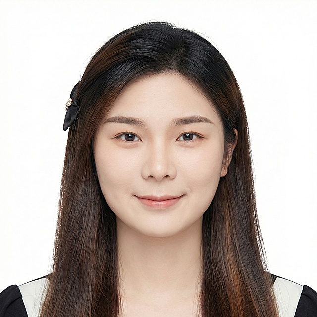 将照片生成1:1比例的证件照，人物形象自然，背景为证件照常用白色