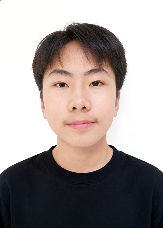 保留第一张图中人物发型､脸型､年龄特征生成标准样式证件照;参考第二张图的人物占位和比例;标准焦段50mm,纯正面胸像,提亮肤色,消除暗沉,轻度美颜,清透裸妆,隐形毛孔,均匀肤色,唇色自然提亮;头部发型完整,肤色白皙细腻,纯正面,头顶至上边缘有5%的距离,入境范围头部至胸部以上区域;人物居中,头顶距上边缘约10%,下巴距下边缘约30%,肩部平展,人物占比约画面的70%;柔和正面顺光均匀柔光,面部明亮无硬影,背景均匀提亮,画质清晰,零噪点降噪;表情自然,眼神澄澈,看向镜头,嘴角微微上扬,面部清晰(脸部无遮挡);去除人物之外的所有装饰元素,身穿深黑色基础款宽圆领宽松纯棉长袖上衣(质地柔软)｡均匀柔光布光,面部明暗过渡自然(无硬阴影､无高光反光点);面部亮度高于背景10%,突出人像主体;去除人物之外的所有元素,头部发型完整;纯净纯白色背景(无任何杂物､纹理､渐变);背景亮度均匀统一(无明暗差异);高清锐利画质,细节清晰可见;零噪点处理(无颗粒感);色彩还原自然(无偏色),严格按照第一张图内容生成｡