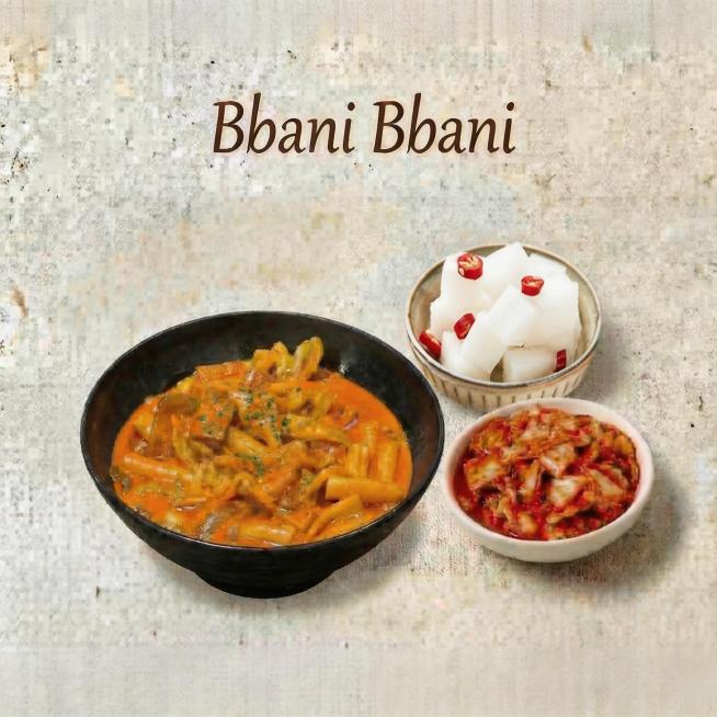 调整图片尺寸为正方形900×900，保留原有全部内容："Bbani Bbani"标题，保留芝士炒年糕、酸甜萝卜、韩式泡菜三个菜品组合展示，保留米白色肌理背景，保持原设计风格不变，裁剪为正方形预览效果