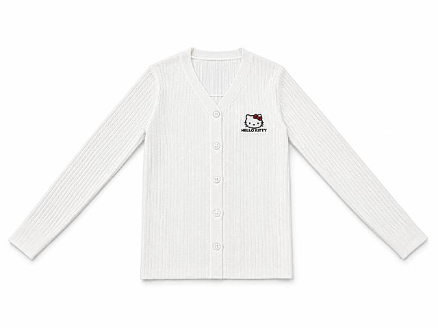 参考图中服装的款式、颜色、面料、花纹图案完全保留不变，将服装平铺摊开展示，俯视平铺俯拍角度，专业电商服装白底图，纯白色#FFFFFF纯色背景，无影棚柔和灯光，面料肌理清晰，版型细节完整，无褶皱错乱，画面居中构图，高清商业实拍质感，细节锐利，干净通透，淘宝天猫商品主图，1:1正方形，无水印，无文字，无多余物体，轻微柔和底部投影，服装褶皱自然合理，不要怪异扭曲褶皱，去除衣架、挂钩、背景地毯、柜子、钥匙扣等所有多余物体
