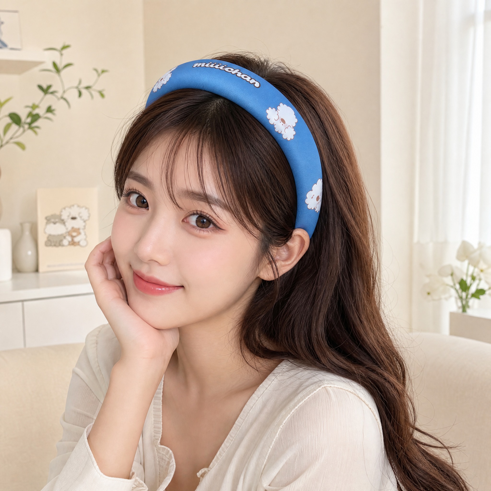 年轻亚洲女生佩戴miiiiichan蓝色小狗印花宽发箍的侧面佩… - 图片创意预览