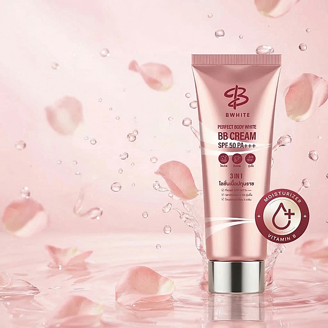 基于原图重构美妆BB霜产品展示图，保留产品主体不变，保持产品瓶身文字和Logo完全原样不变，产品瓶身颜色不变，图标不动，只保留产品和产品左侧的文字，移除图片左侧原来的英文字母。背景为粉色调，清新柔和，点缀着透明的水滴、水花与玫瑰花瓣，整体是商业高调摄影，使用柔和漫射光，整体低对比度，画面明亮干净通透。保持产品主体物理结构不变，瓶身不扭曲，背景有前中后景层次，保留产品在画面右侧的构图。不要生成额外文字