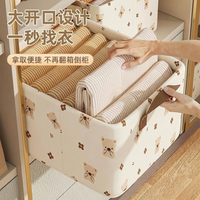 将第一张图收纳箱上的“白色底+棕色小熊+棕色小花”花纹，完整替换到这张图中所有收纳箱的外表面；保留这张图的大开口设计、手部拿取动作、内部衣物，以及“大开口设计 一秒找衣、拿取便捷 不再翻箱倒柜”的文字预览效果