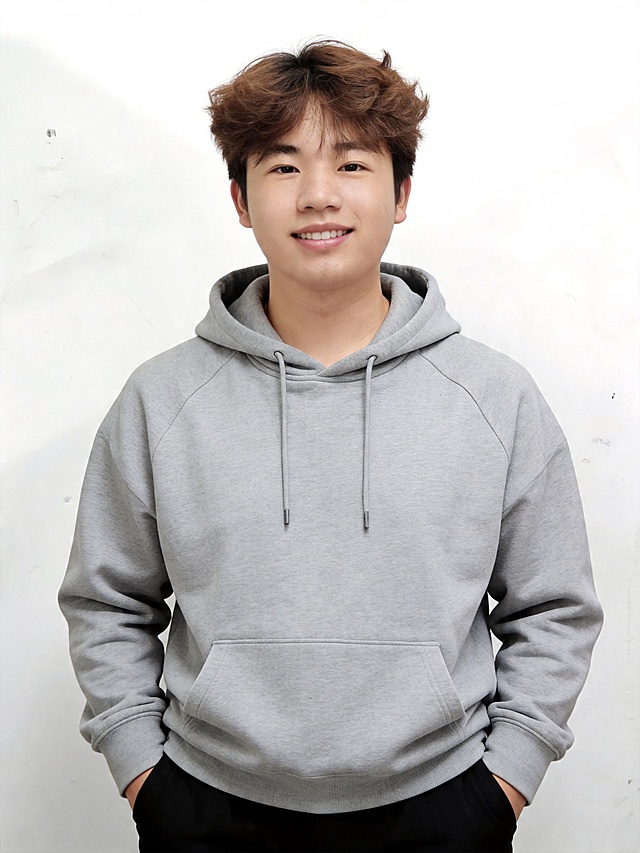 生成男士生活写真，仅保留参考图人物脸型、五官、发型、年龄特征不改动，换装为灰色休闲连帽卫衣、黑色长裤，人物站姿站立，双手插兜，自然微笑，背景保持纯白色，风格简约干净，高级质感，光线均匀柔和，4k分辨率，商业人像摄影